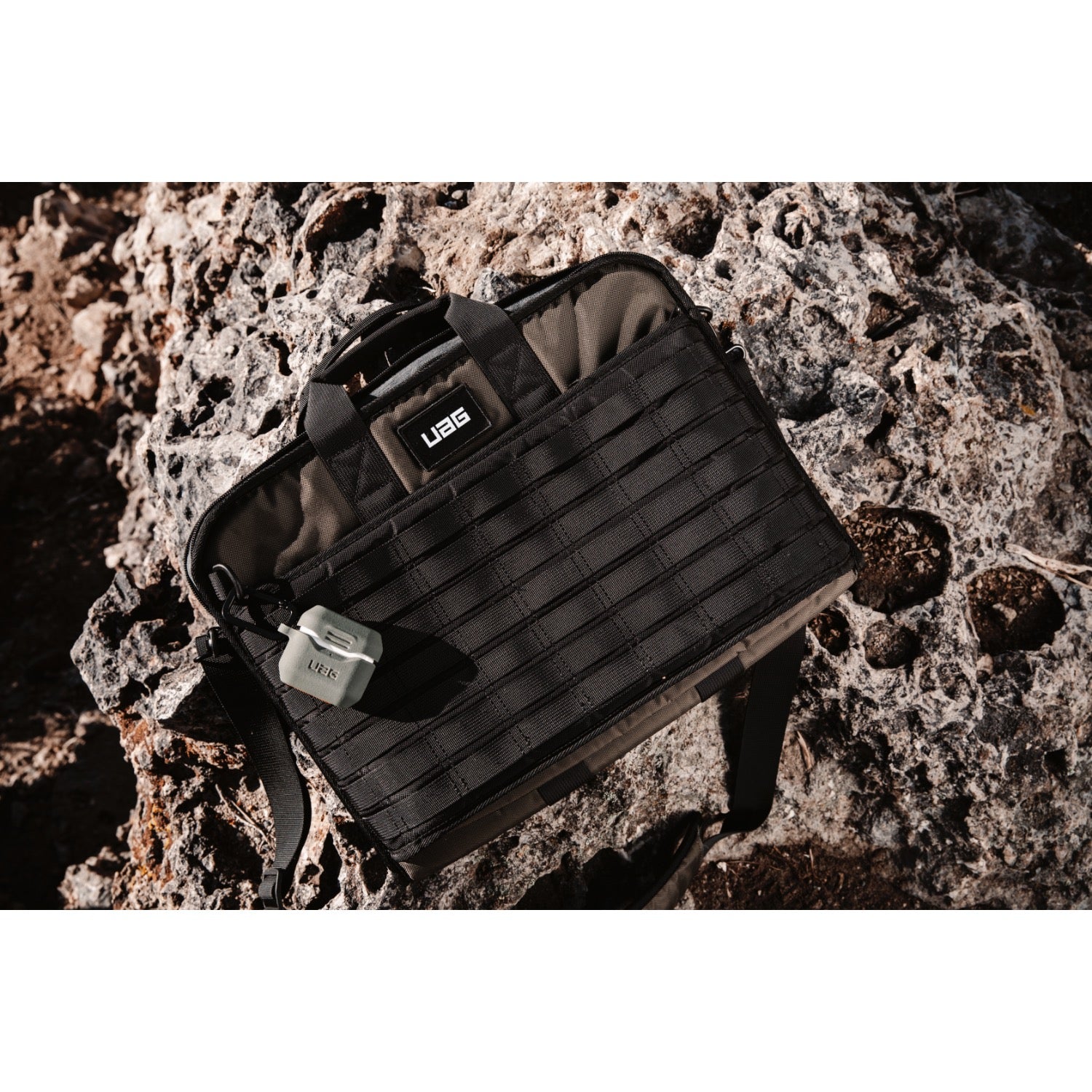 UAG Slim Brief 16 Inch - Olive